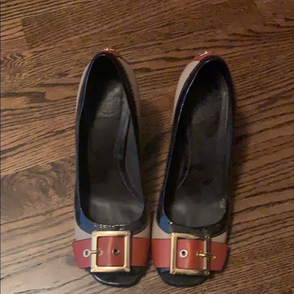 Tory Burch beige and multicolor pumps.